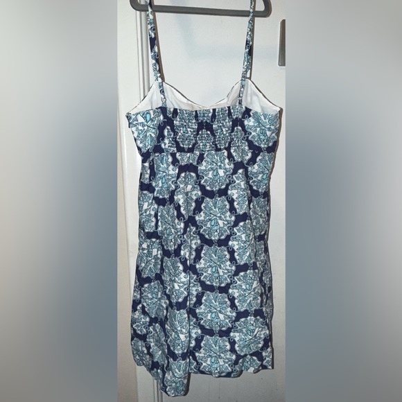 Lilly Pulitzer Blue and White Sleeveless shift dress. Very pretty and flattering - Picture 4 of 8